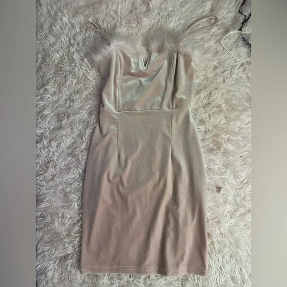 15 dresses (read) - Picture 13 of 16